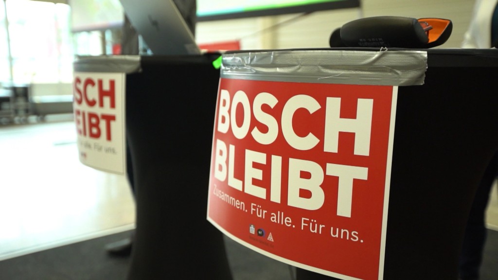 Foto: Stühle mit dem Schriftzug 