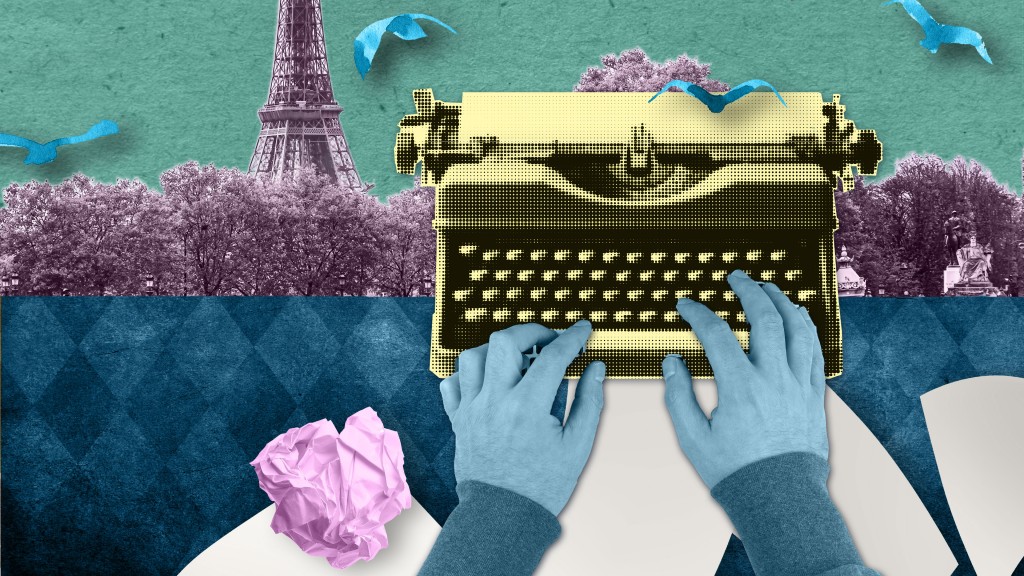 Schreibtisch mit Schreibmaschine und zerknülltem Papier, im Hintergrund Blick auf Paris mit dem Eiffelturm.