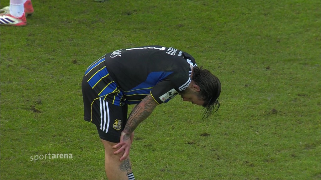 Foto: FCS-Spieler stützt sich erschöpft auf seine Knie