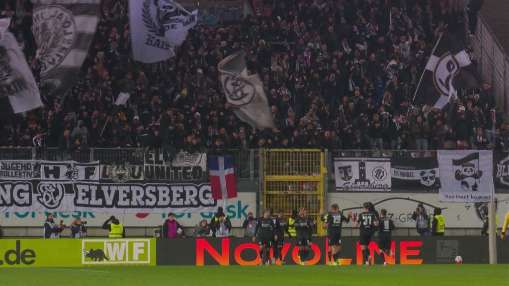 Foto: Spieler der SVE vor der Fankurve auf dem Betzenberg