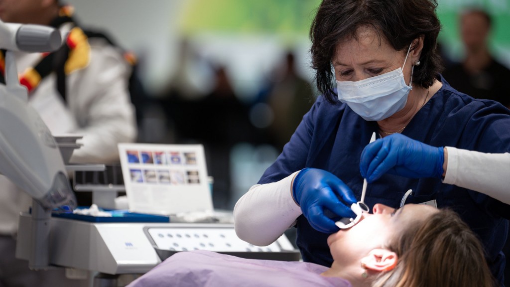Zahnärztin bei der Behandlung einer Patientin.