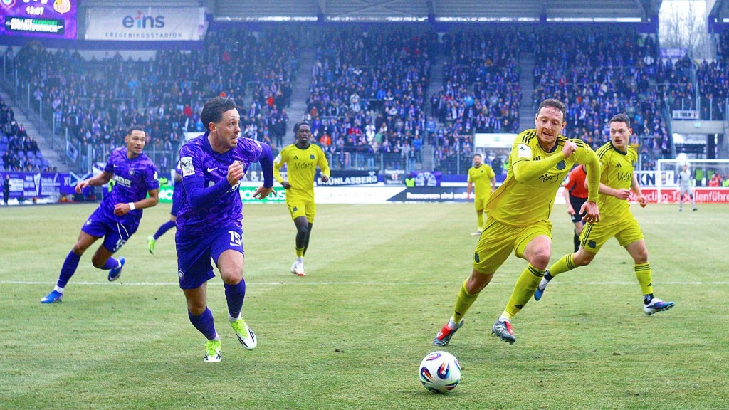 Marcel Bär (Erzgebirge Aue) im Angriff , rechts Robin Bormuth (1. FC Saarbrücken), 07.02.2026