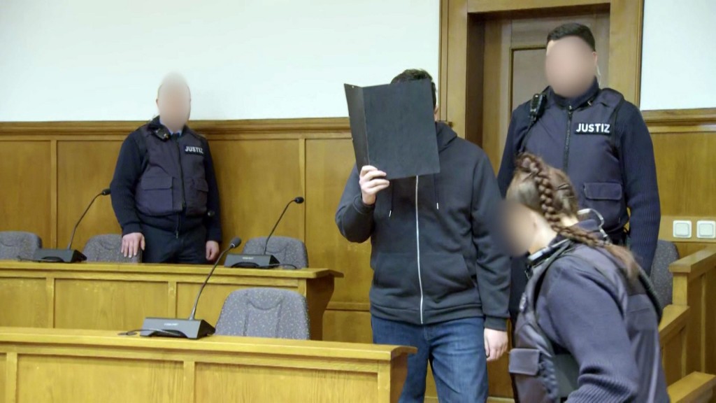 Der Angeklagte im Völklinger Polizistenmord bei Prozessauftakt vor Gericht