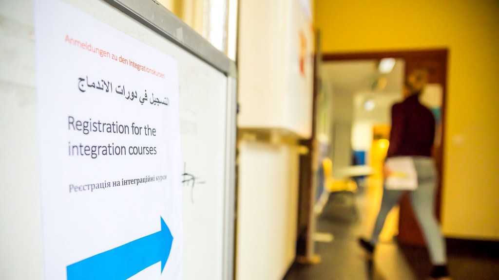 Ein Hinweisschild zur Anmeldung zu Integrationskursen in einem Treppenhaus