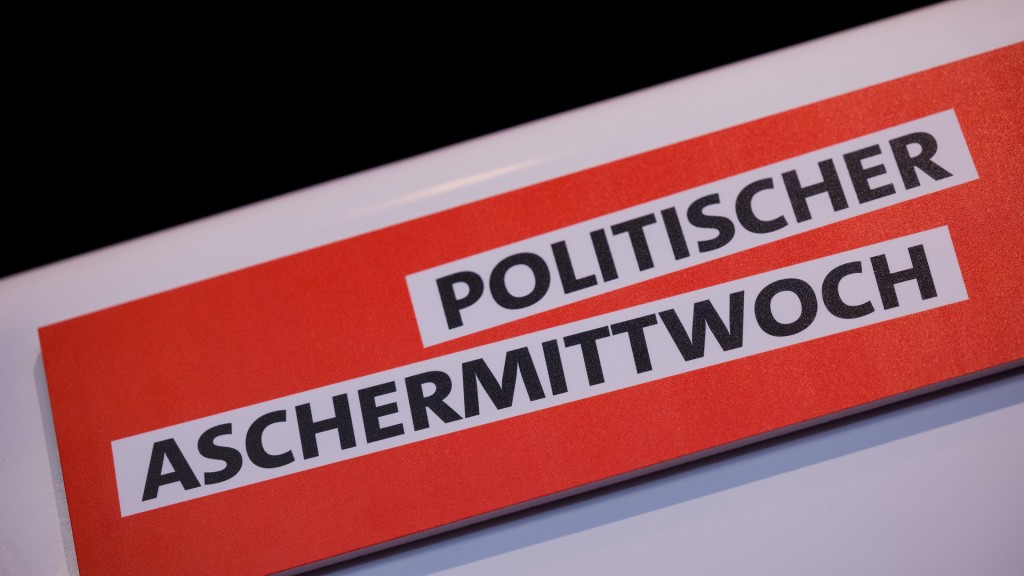Politischer Aschermittwoch. Schriftzug steht auf einem Rednerpult