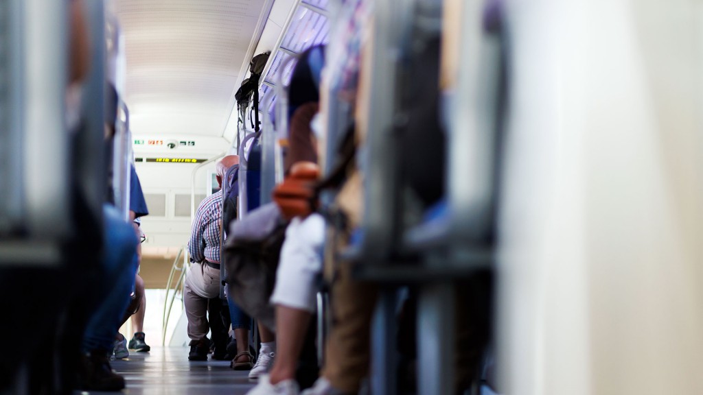 Fahrgäste sitzen in einer vollbesetzten Bahn