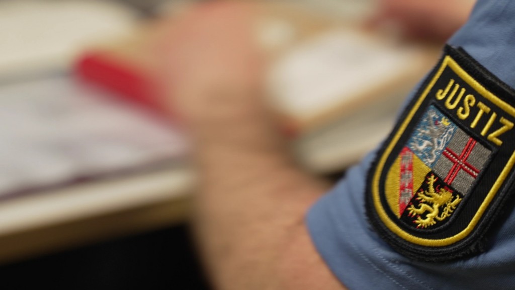 Justizvollzugsbeamter am Schreibtisch