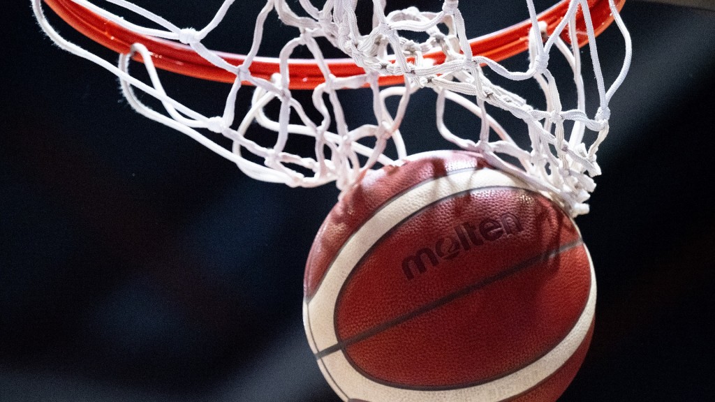 Foto: Ein Basketball fällt durch den Korb