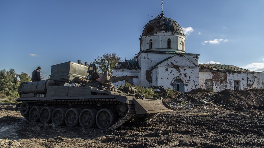 Russischer Panzer neben eine Kirche in der Ukraine 