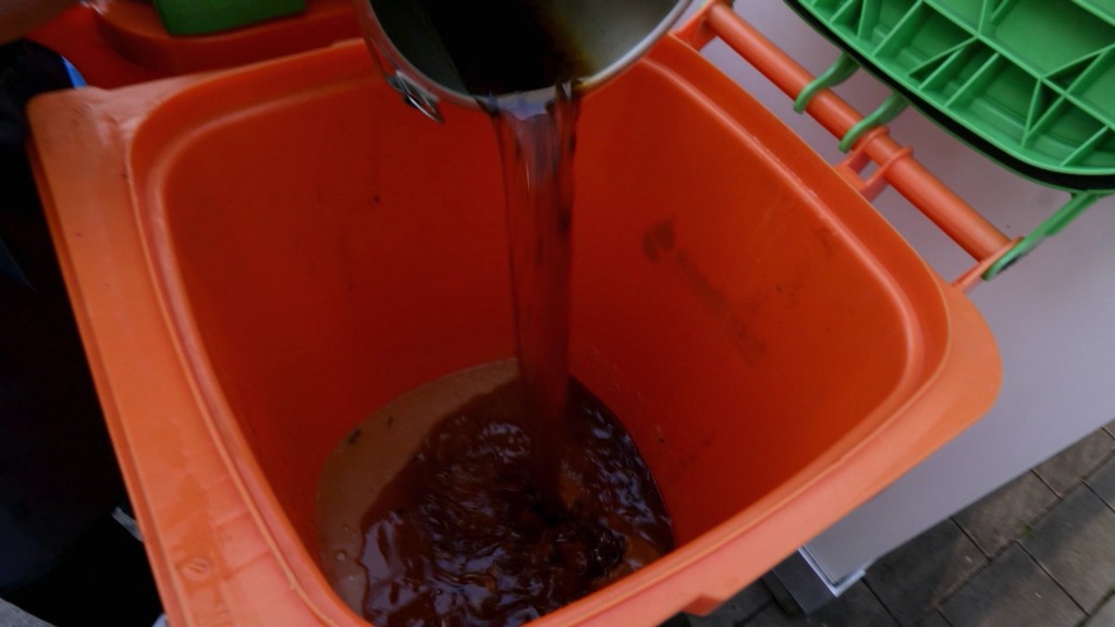 Foto: Frittenfett wird in eine Tonne gefüllt