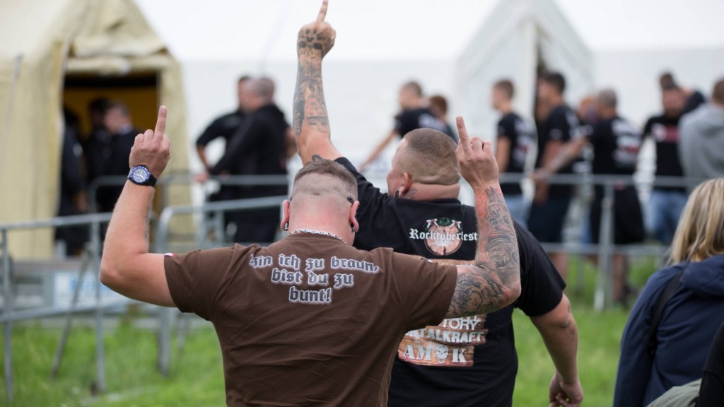 Teilnehmer eines rechtsextremen Konzertes 