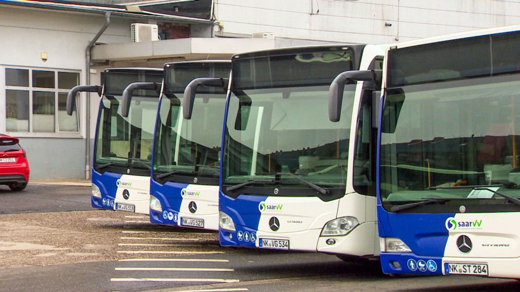 Foto: Linienbusse stehen im Depot während eines Streiks im ÖPNV