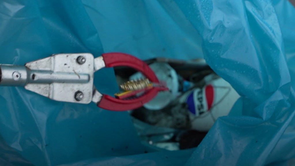 Müll wird in einer Mülltüte entsorgt 