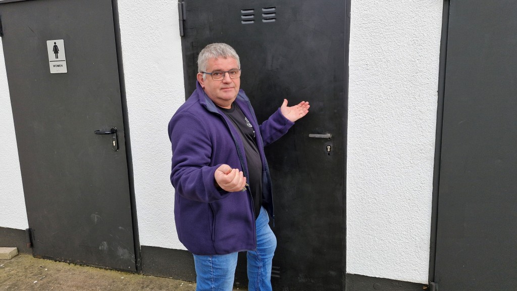 Verschlossene Tür am Sportplatz in Völklingen