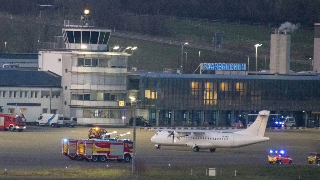 Foto: Flugzeug am Saarbrücker Flughafen sicherheitsgelandet