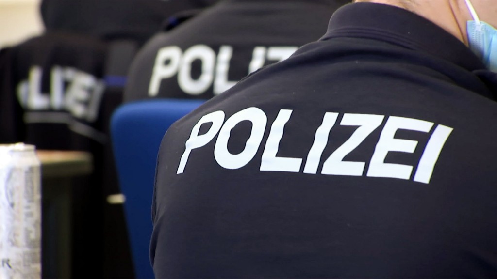 Polizisten sitzen in einem Raum
