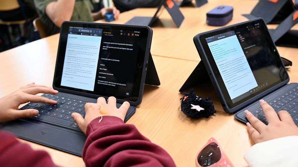 Foto: Schülerinnen arbeiten im Unterricht mit Tablets