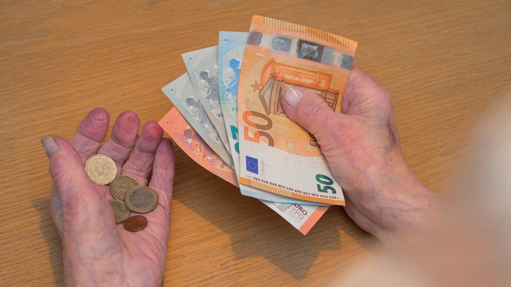 Eine alte Frau zählt Geld.