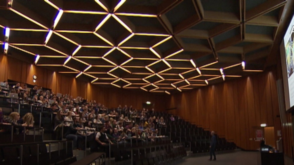 Ein voll besetzter Hörsaal von Medizinstudenten