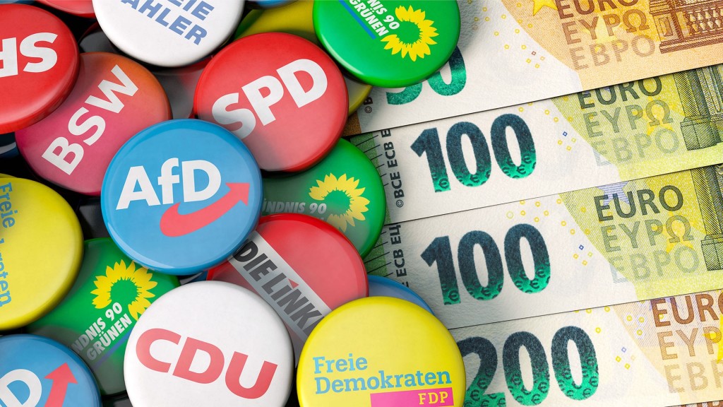Symbolbild: Logos der großen deutschen Parteien liegen neben mehreren Geldscheinen