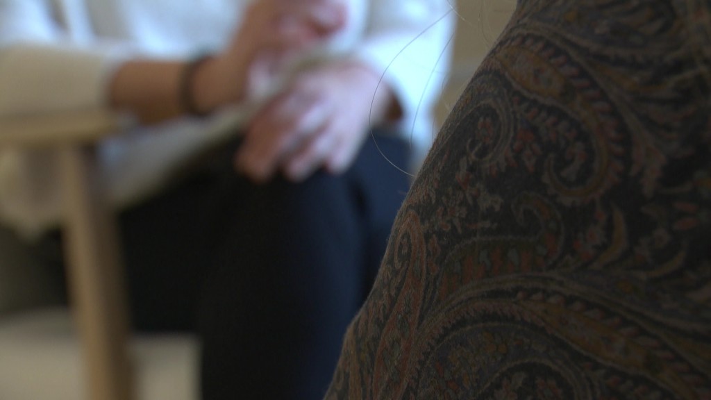 Person sitzt auf einem Stuhl