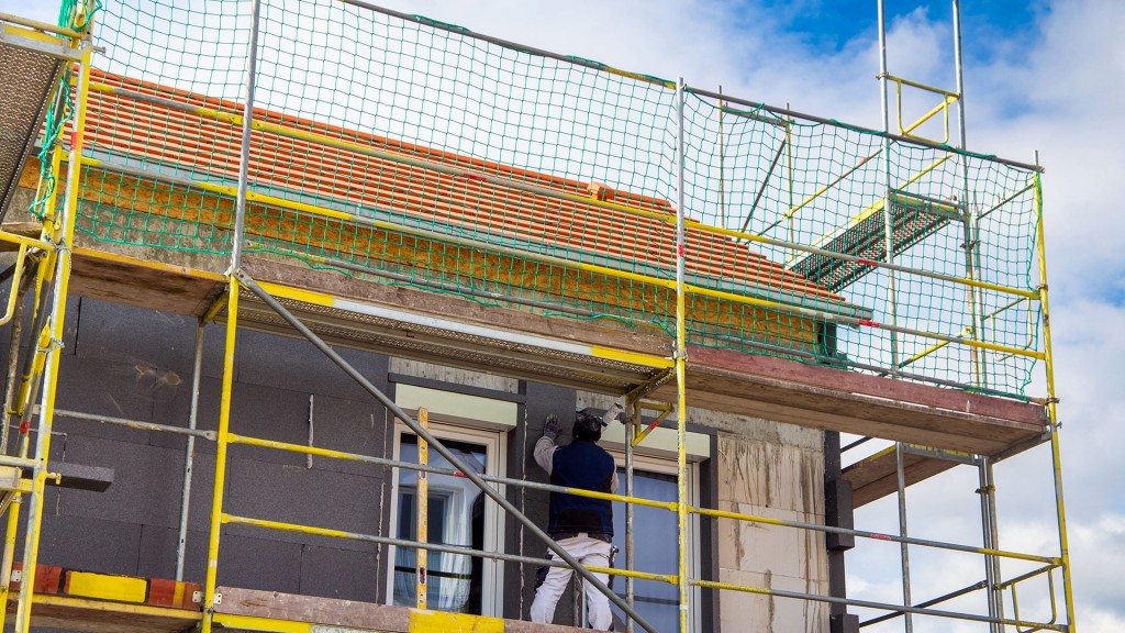 Bauarbeiter isolieren eine Hausfassade