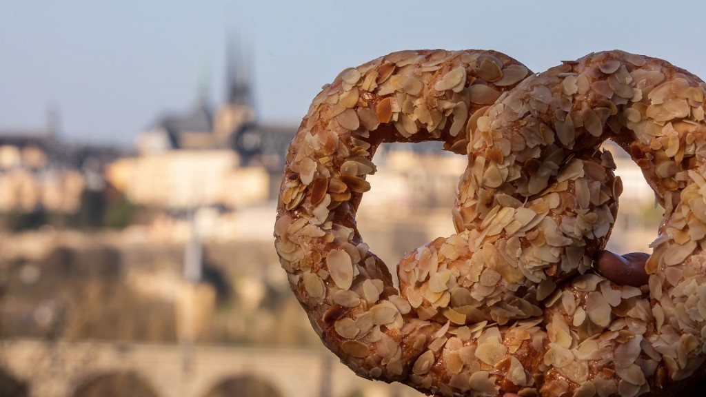 Brezel vor der Kulisse von Luxemburg