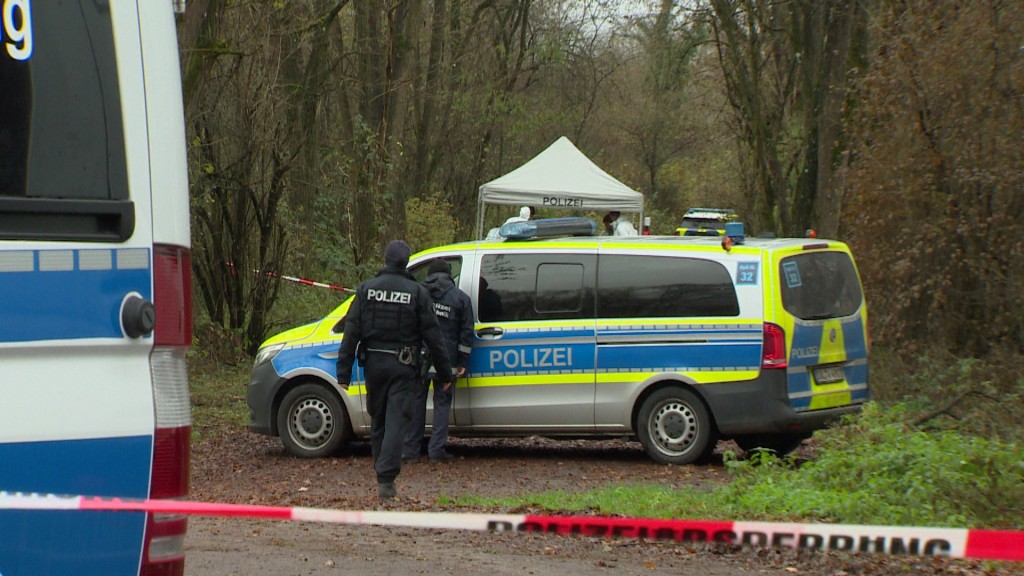 Foto: Leichenfund bei Rehlingen. Absperrung und Spurensicherung der Polizei.