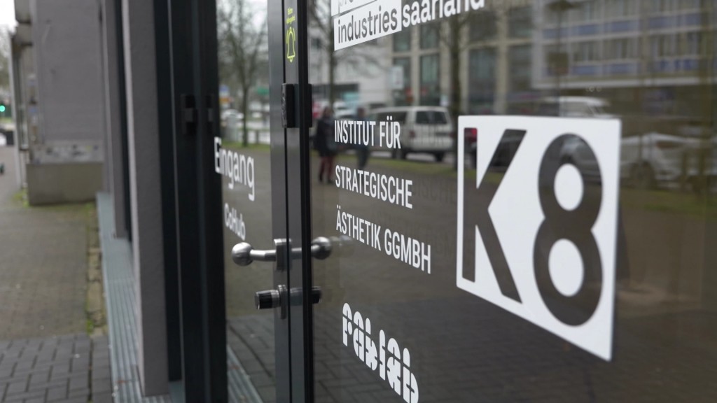 Foto: Aufschrift K8 auf der Eingangstür des Instituts