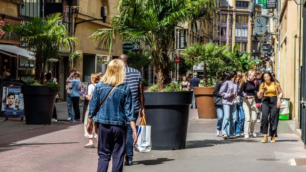 Passanten in der Fußgängerzone von Metz