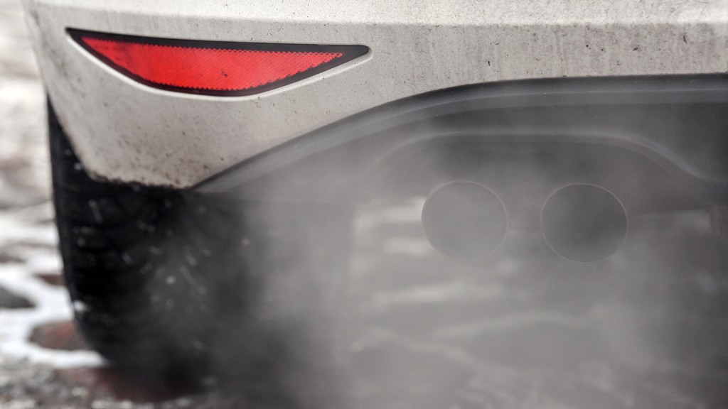 Abgase kommen aus einem Auspuff