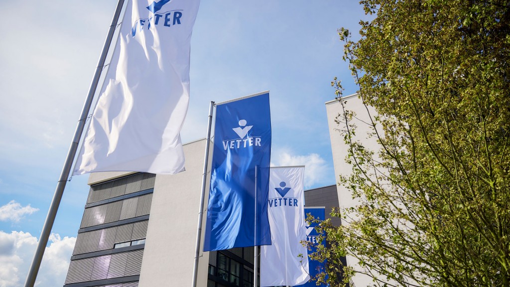 Fahnen vor dem Gebäude der Pharmafirma Vetter in Ravensburg
