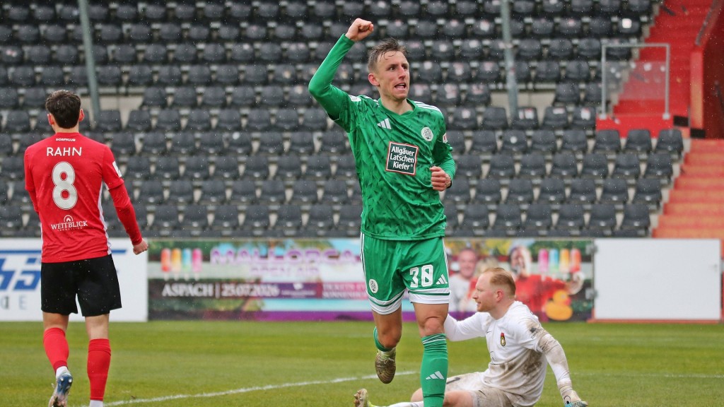 FC Homburg-Spieler Michael Heilig bejubelt Tor gegen SG Großaspach
