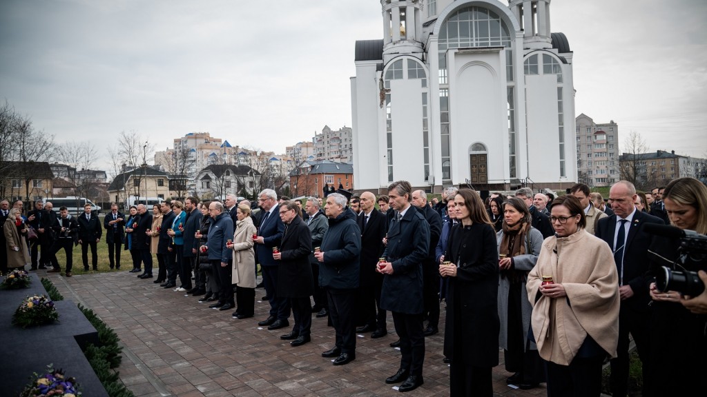 Teilnehmer der Gedenkveranstaltung zur Befreiung von Butscha, Ukraine