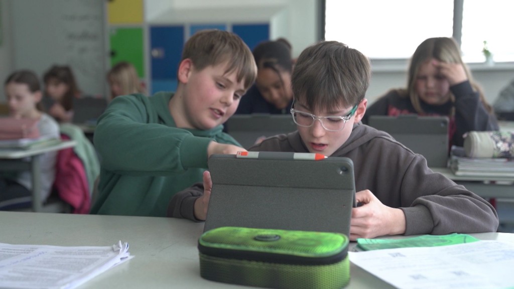 Foto: Zwei Schüler sitzen vor einem Tablet