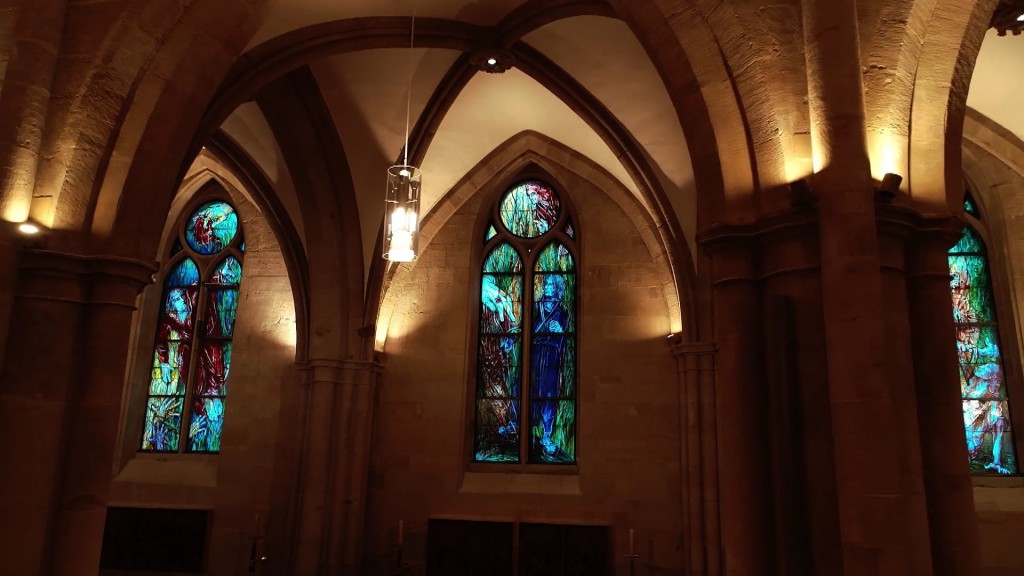Foto: Von Mahbuba Maqsoodi gestaltete Fenster im Kloster Tholey.