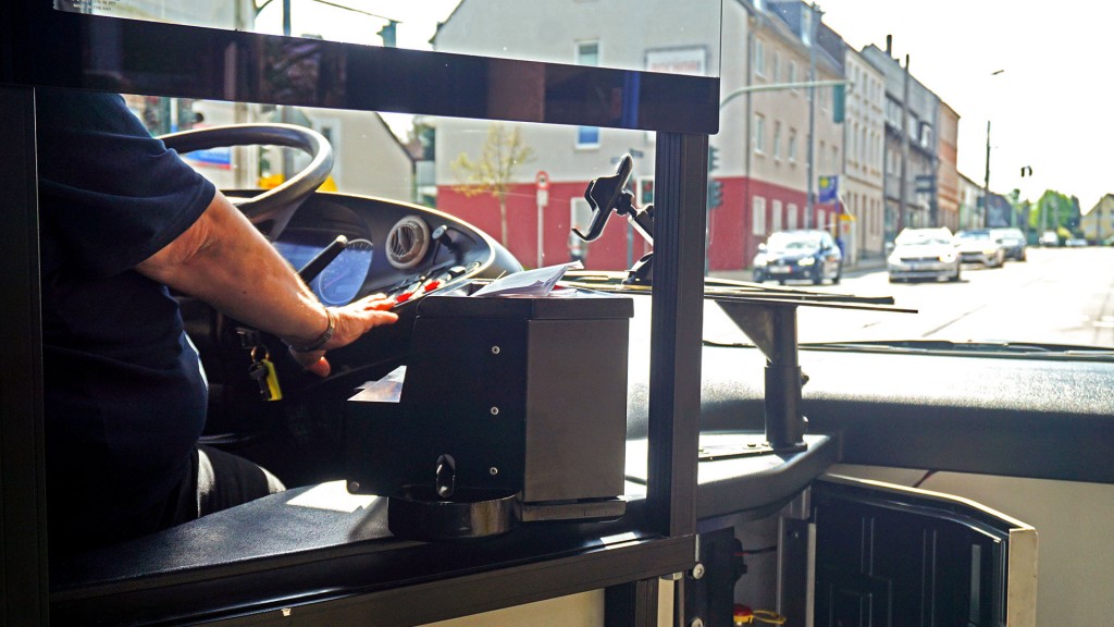 Ein Busfahrer sitzt am Steuer