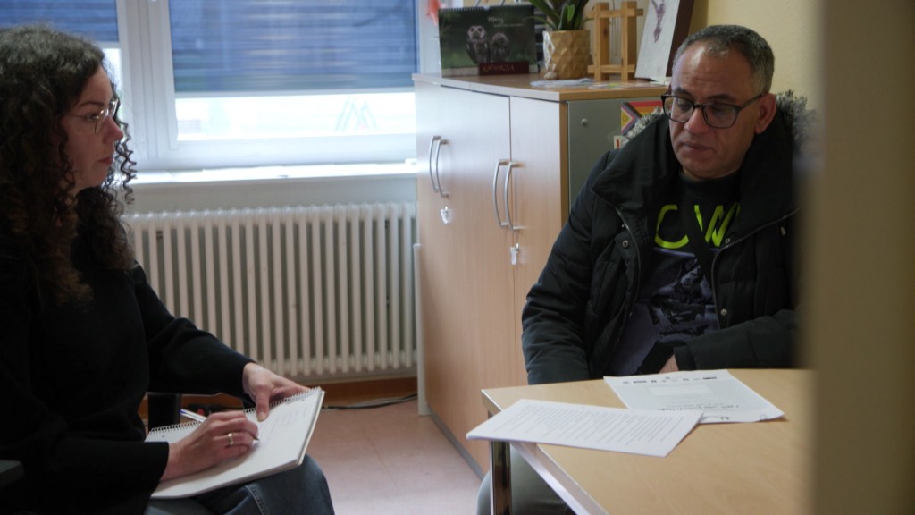 Foto: Mann und Frau sitzen an einem Tisch