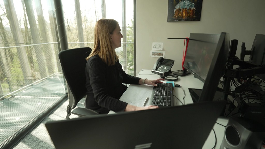 Foto: Frau an einem Schreibtisch