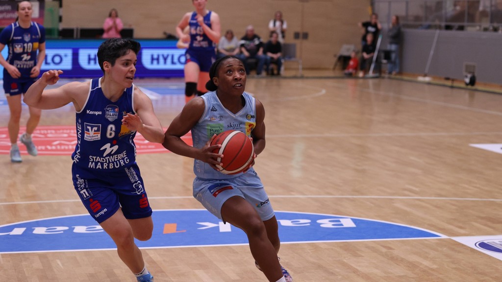 Foto: Martha Burse von den Saarlouis Royals zieht gegen Ana Raimundo (BC Marburg) zum Korb