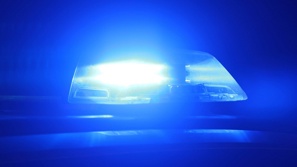 Ein aktiviertes Blaulicht auf einem Einsatzfahrzeug bei Nacht