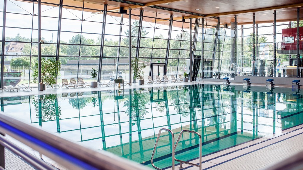 Innenansicht der Schwimmhalle des St. Inberter Schwimmbads „das blau“