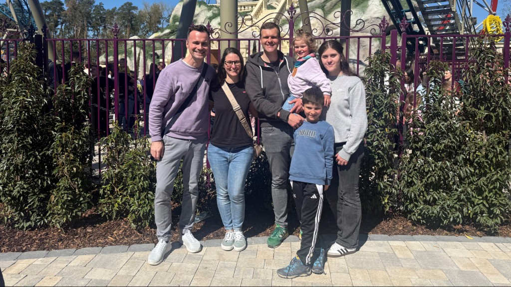 Frauen auf der Wasserbahn