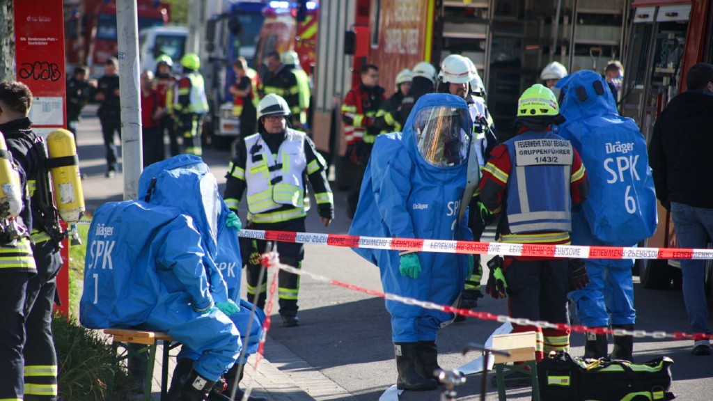 Einsatzkräfte bei einem Chlorgasaustritt im St. Ingberter Schwimmbad 