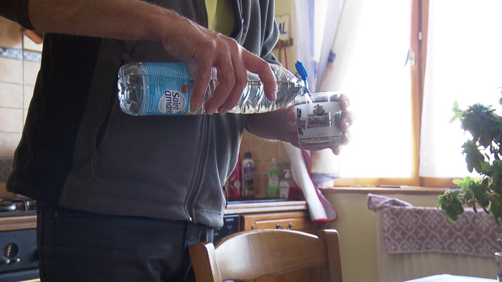 Wasser darf nur aus Flaschen getrunken werden