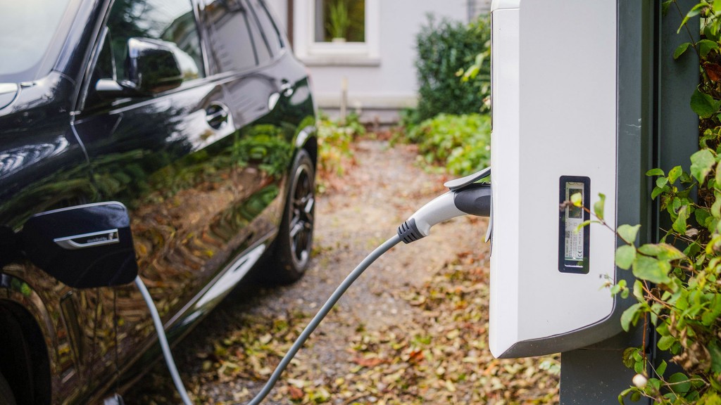 Ein E-Auto wird an einer privaten Ladesäule geladen