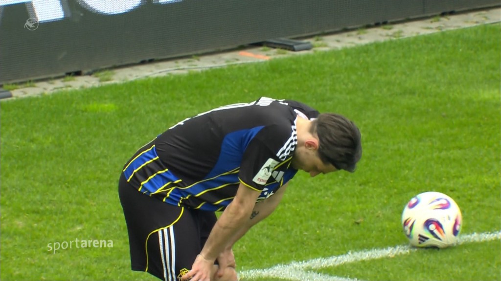 FCS-Spieler blickt nach vergebener Torchance nach unten