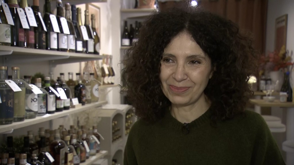 Foto: Yasmina Khouaidjia betreibt einen Laden mit ausschließlich alkoholfreien Weinen