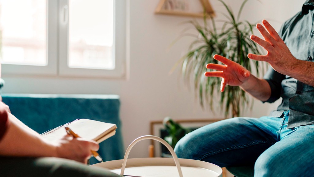 Zwei Personen sitzen sich im Gespräch gegenüber