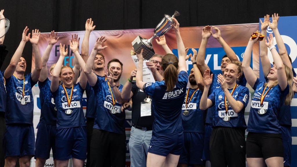 Foto: Jubel beim Badminton-Meister 1. BC Bischmisheim.